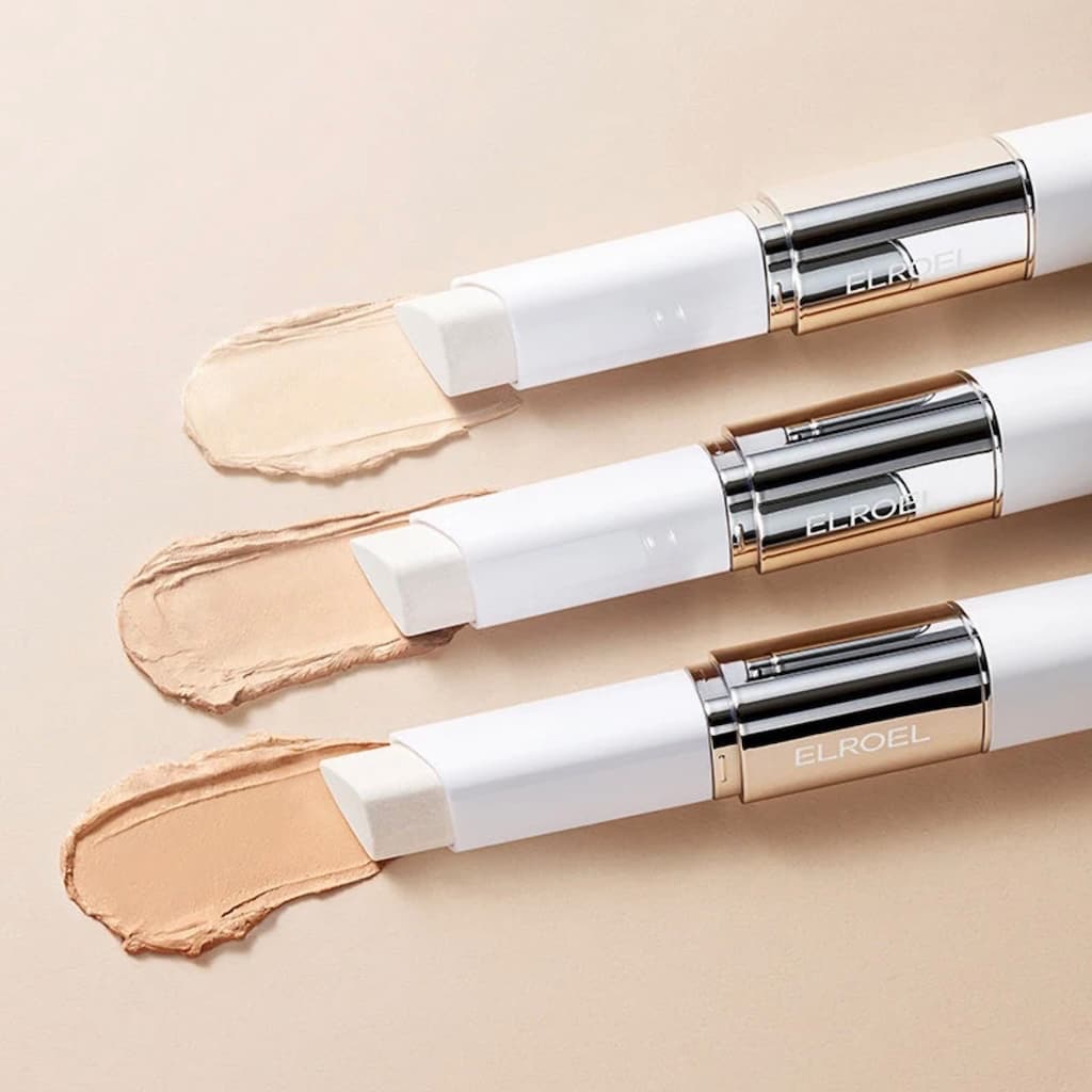 Application et transformation de couleur du fond de teint ELROEL Blanc Cover Cream Stick Deep sur la peau.