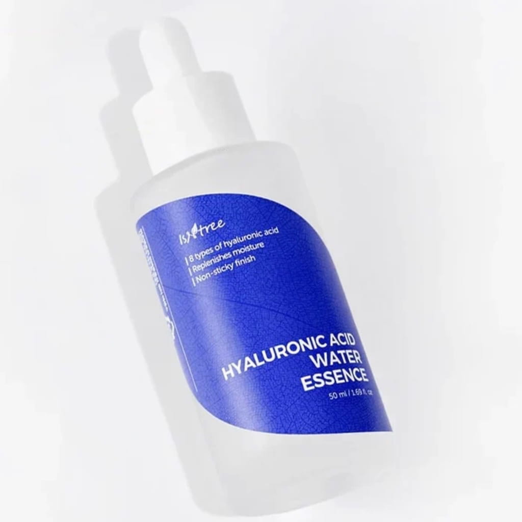 Application goutte à goutte de l'essence hydratante Isntree sur le visage.