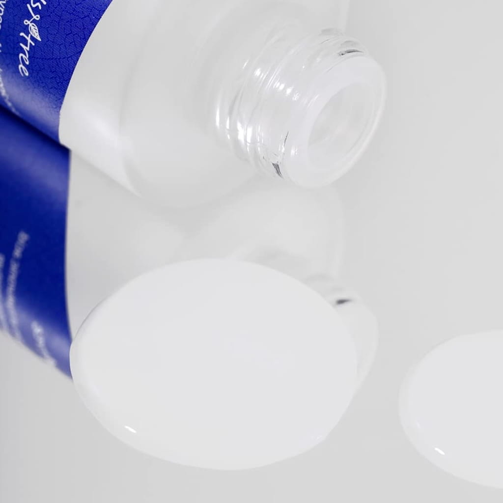 Texture fluide et légère de l'essence aux 8 acides hyaluroniques Isntree.