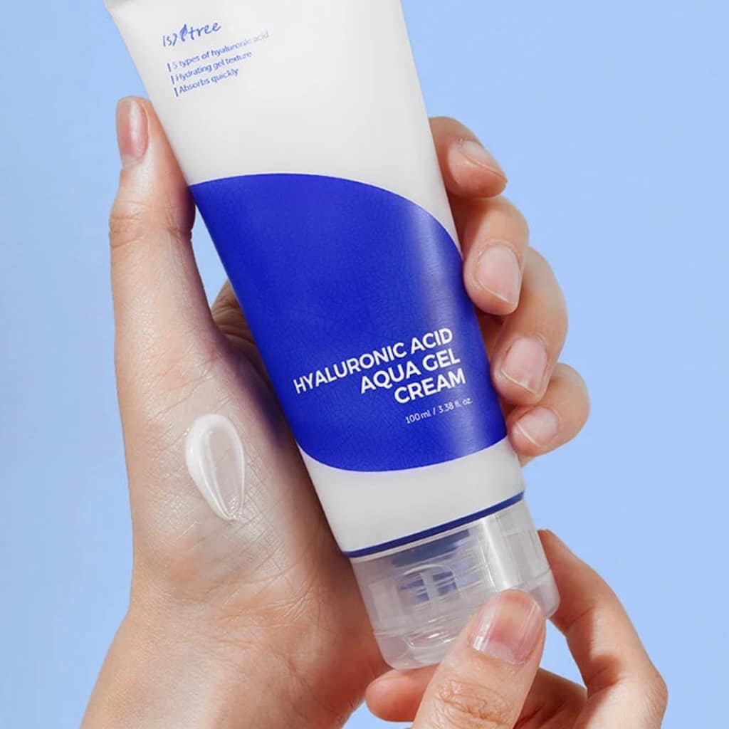 Texture gel rafraîchissante et fluide de la crème Isntree aux acides hyaluroniques.
