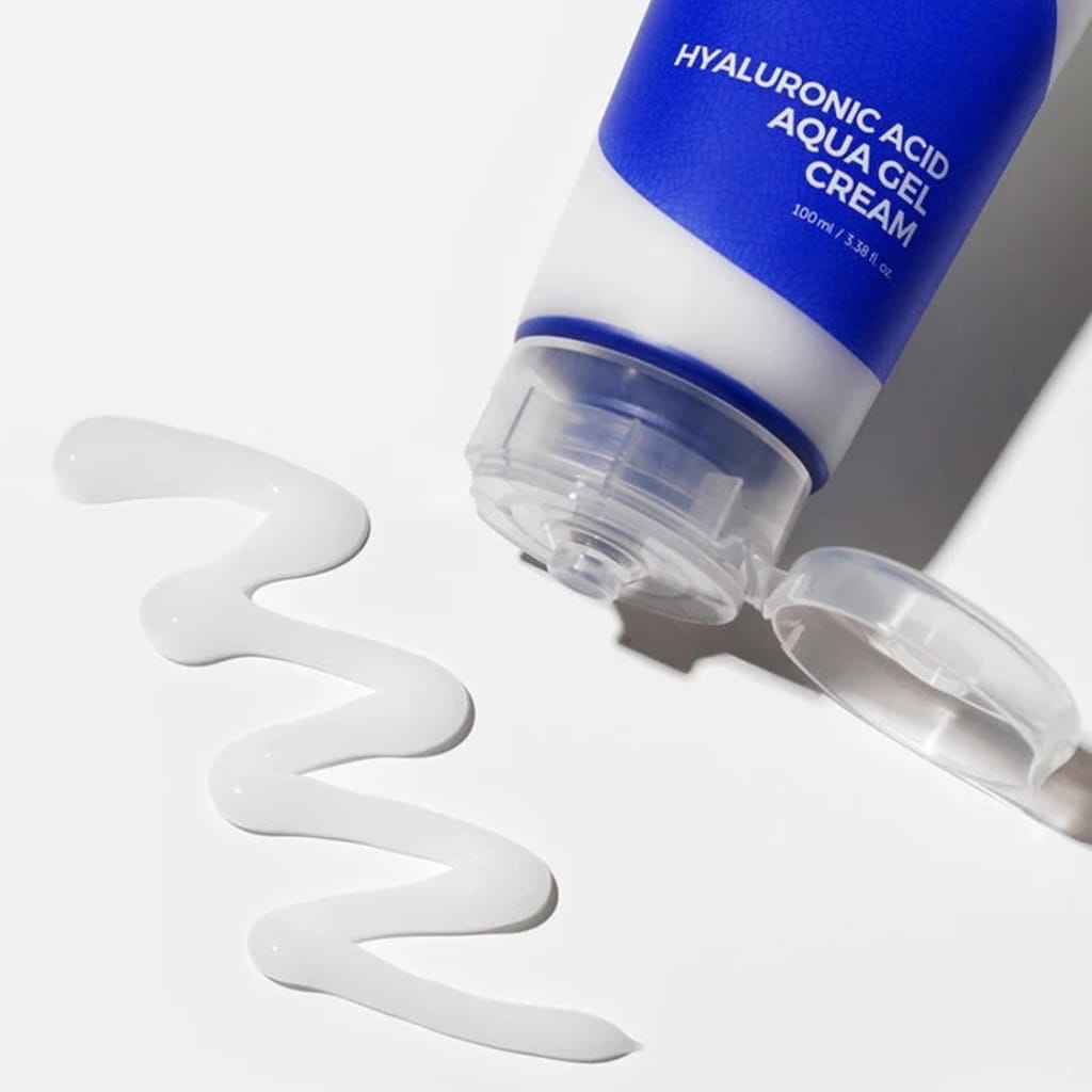 Application de la crème-gel apaisante Isntree sur le visage.