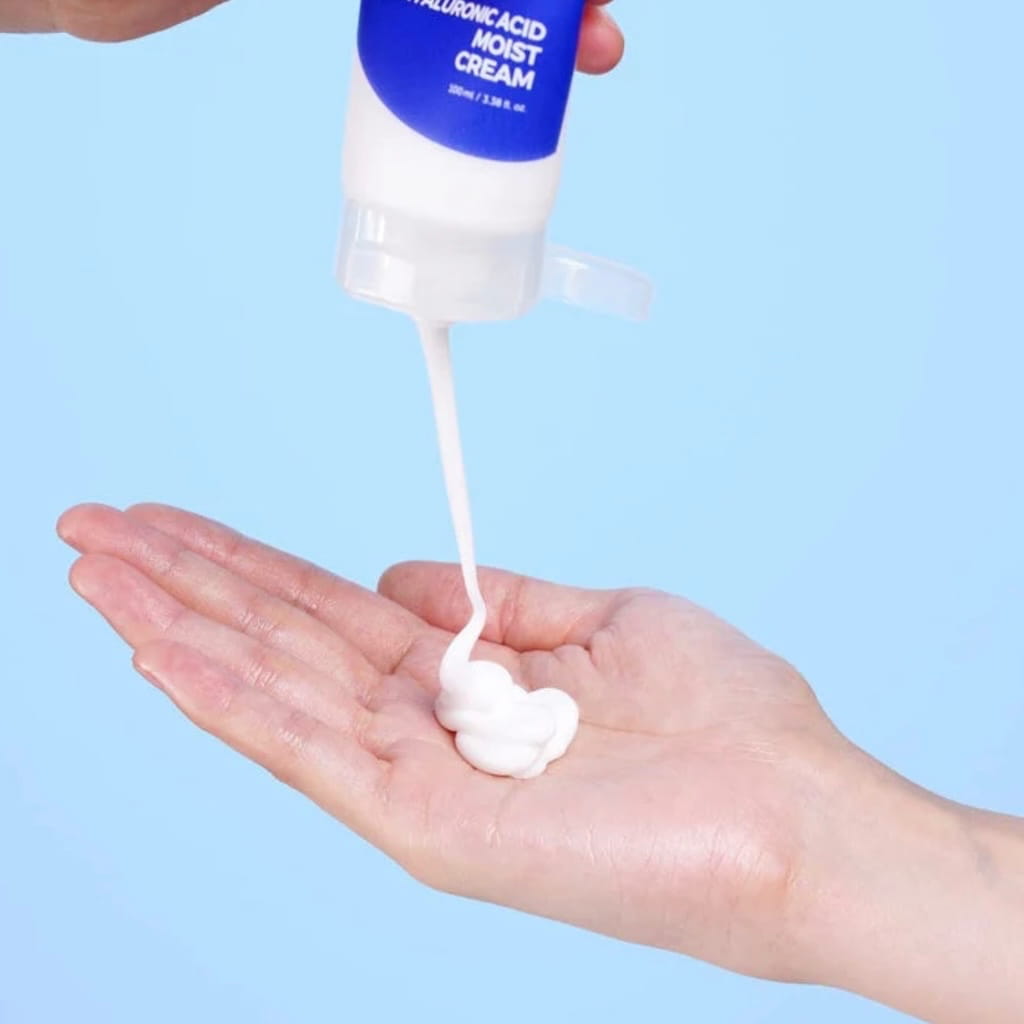 Application de la crème nourrissante Isntree sur le visage pour réconforter la peau.