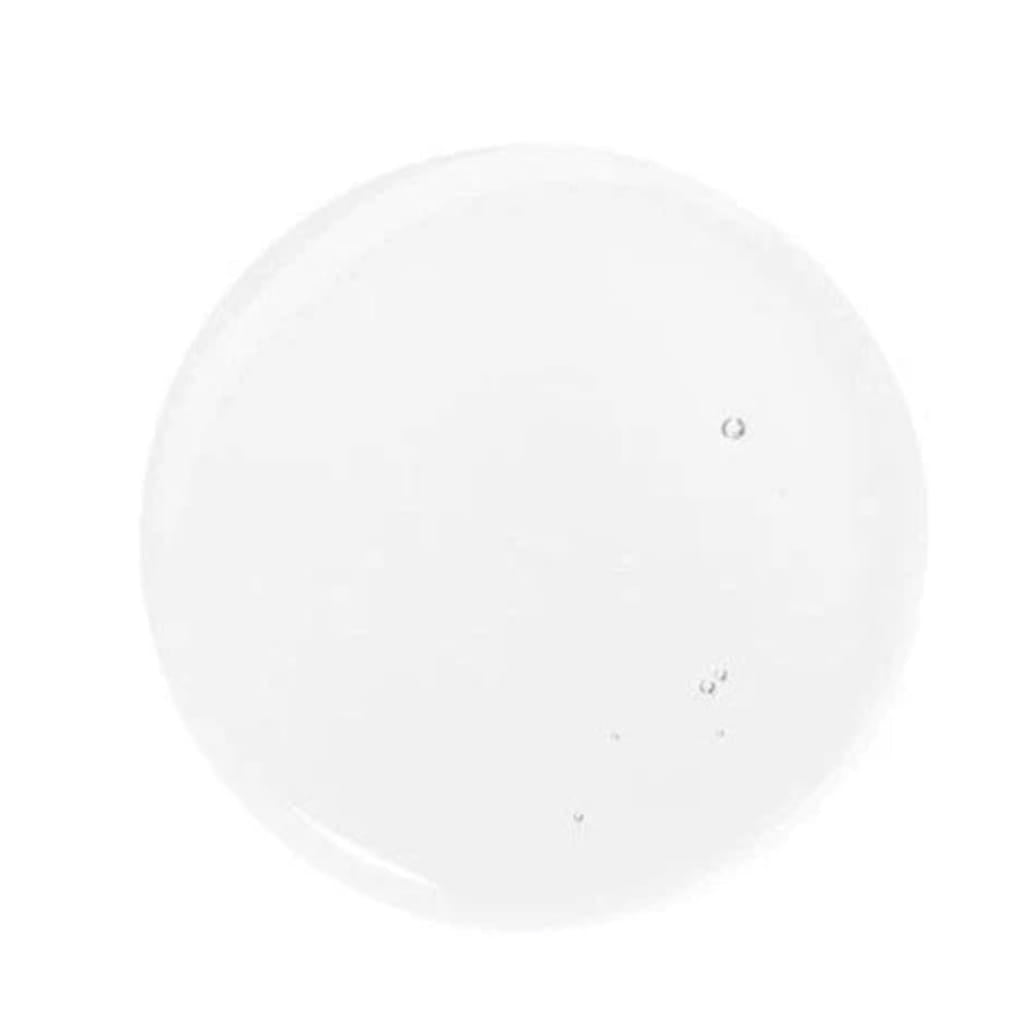 Application du tonique apaisant Isntree sur le visage pour hydrater la peau.
