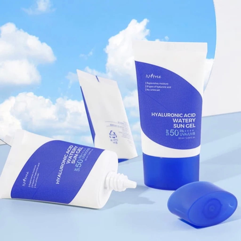 Application de la crème solaire Isntree sur le visage pour un fini transparent et hydraté.