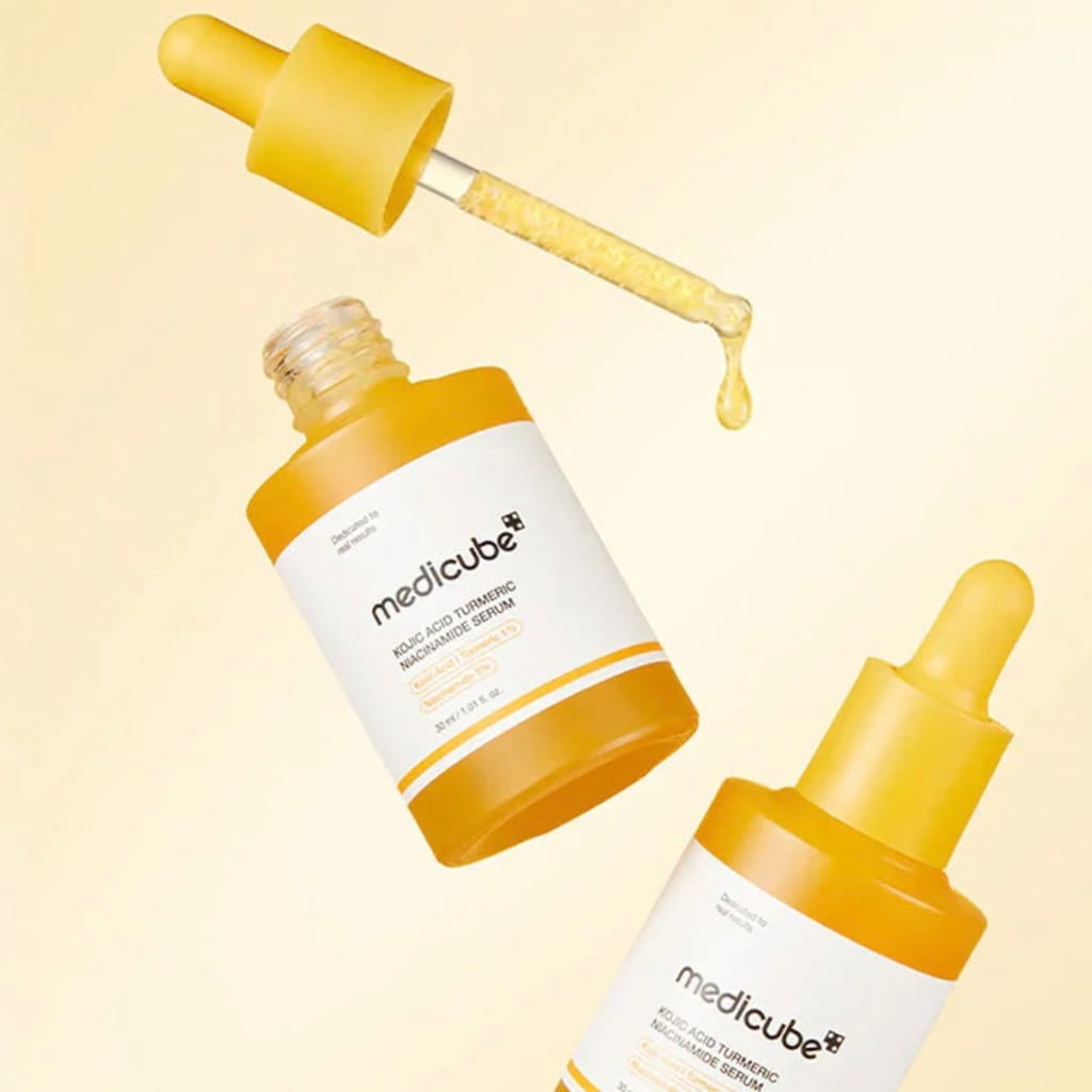 Flacon du sérum anti-taches et éclat MEDICUBE Kojic Acid Turmeric Niacinamide Serum 30ml.