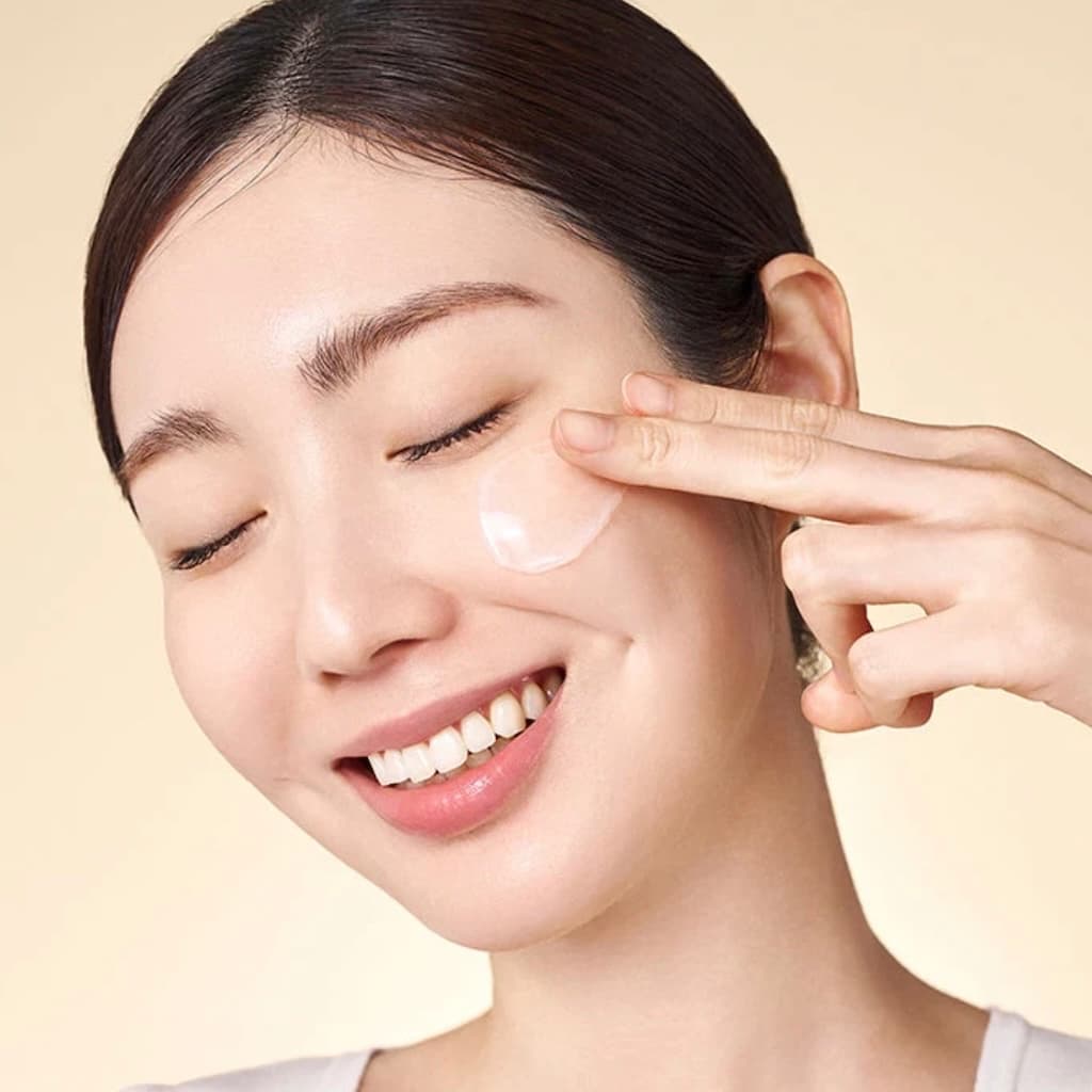 Application de la crème-gel à l'avoine PURITO SEOUL sur le visage pour réconforter la peau.