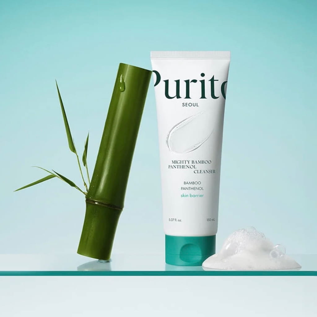 Application du gel nettoyant doux PURITO SEOUL sur le visage pour éliminer les impuretés.