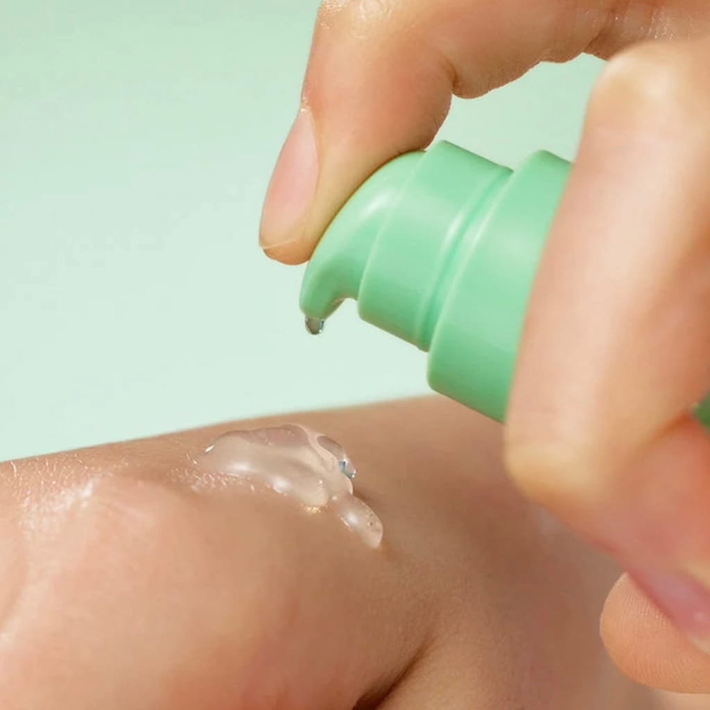 Texture gel fluide et transparente du sérum apaisant sans parfum PURITO SEOUL.