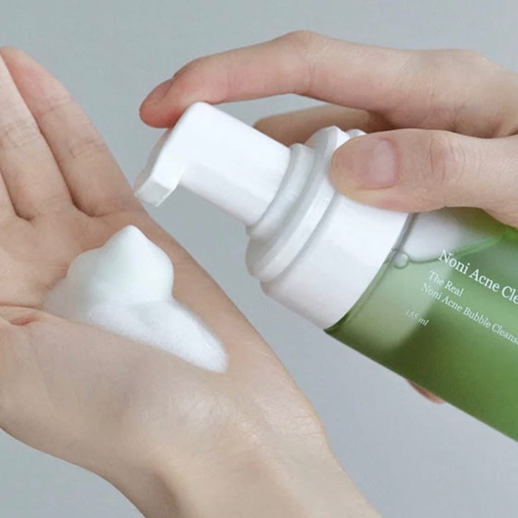 Texture mousse auto-moussante dense et onctueuse au noni et BHA du nettoyant Celimax.