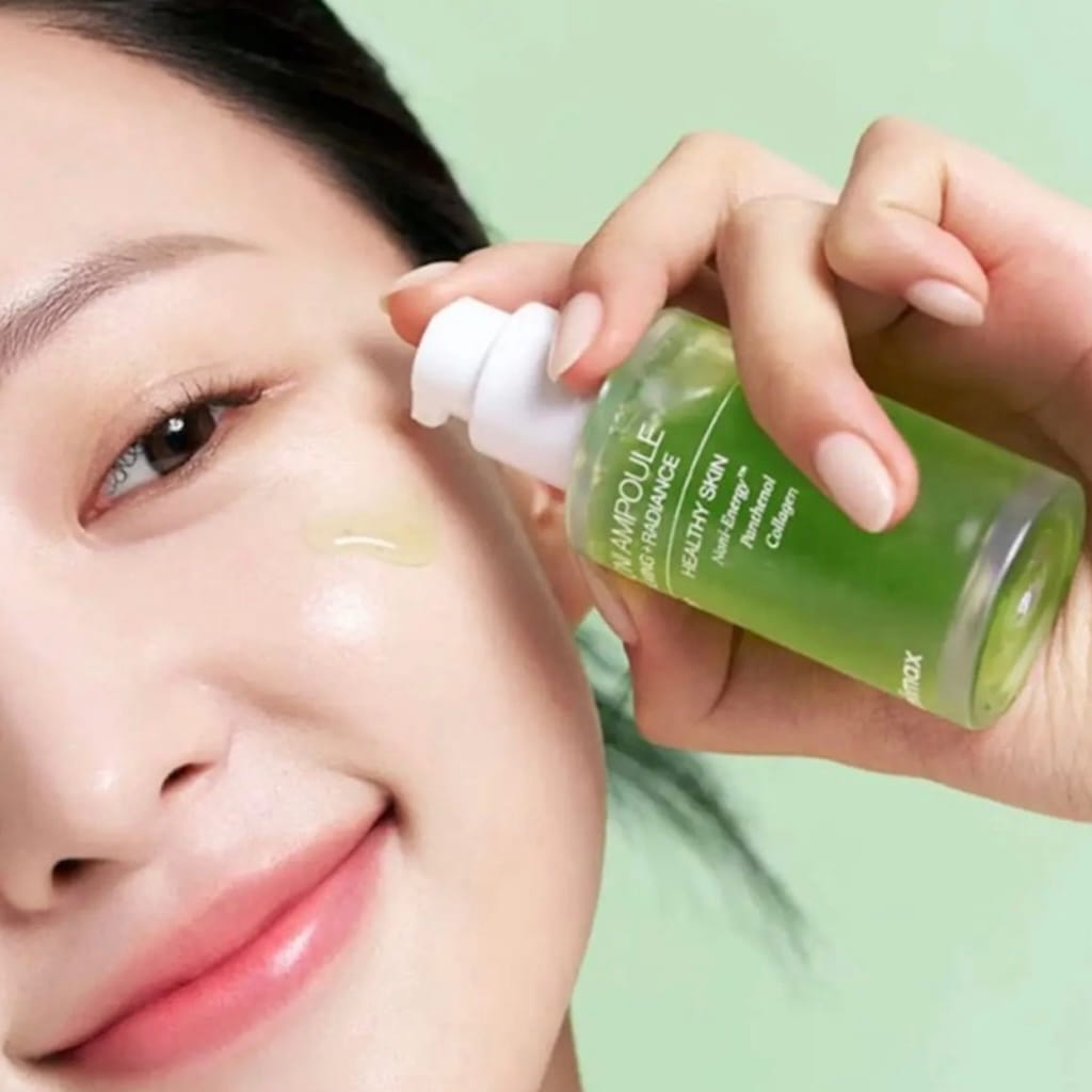 Application de gouttes du sérum Celimax Noni Energy Ampoule sur la peau pour hydrater et apaiser.