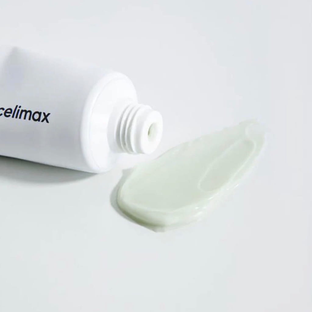Application de la crème réparatrice Celimax Noni Energy Repair Cream sur la peau du visage.