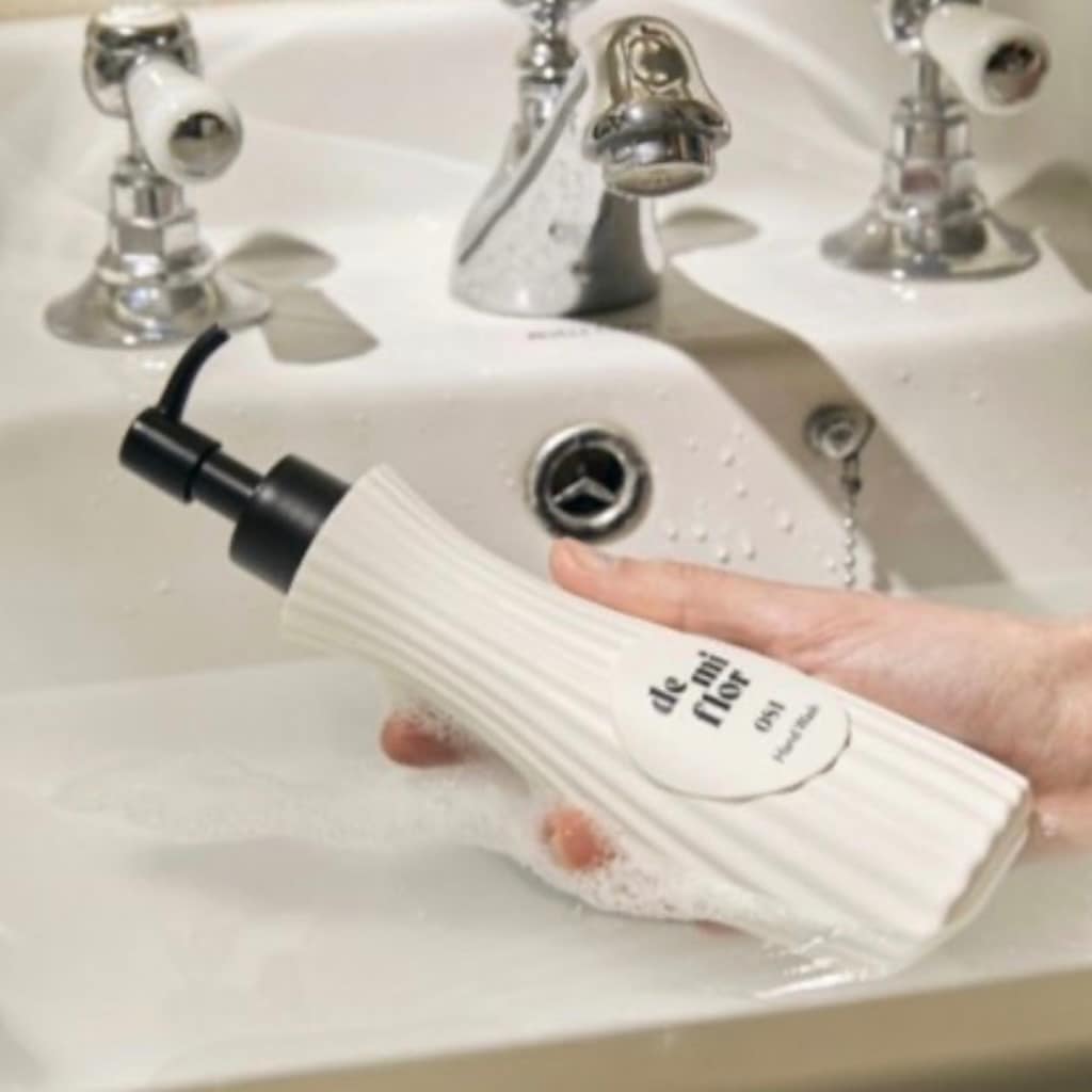 Texture moussante et onctueuse du savon liquide pour les mains DE MI FLOR Fleurage.
