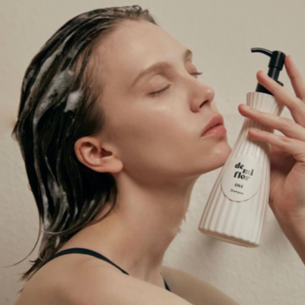 Texture fluide et moussante du shampooing DE MI FLOR 081 Fleurage.