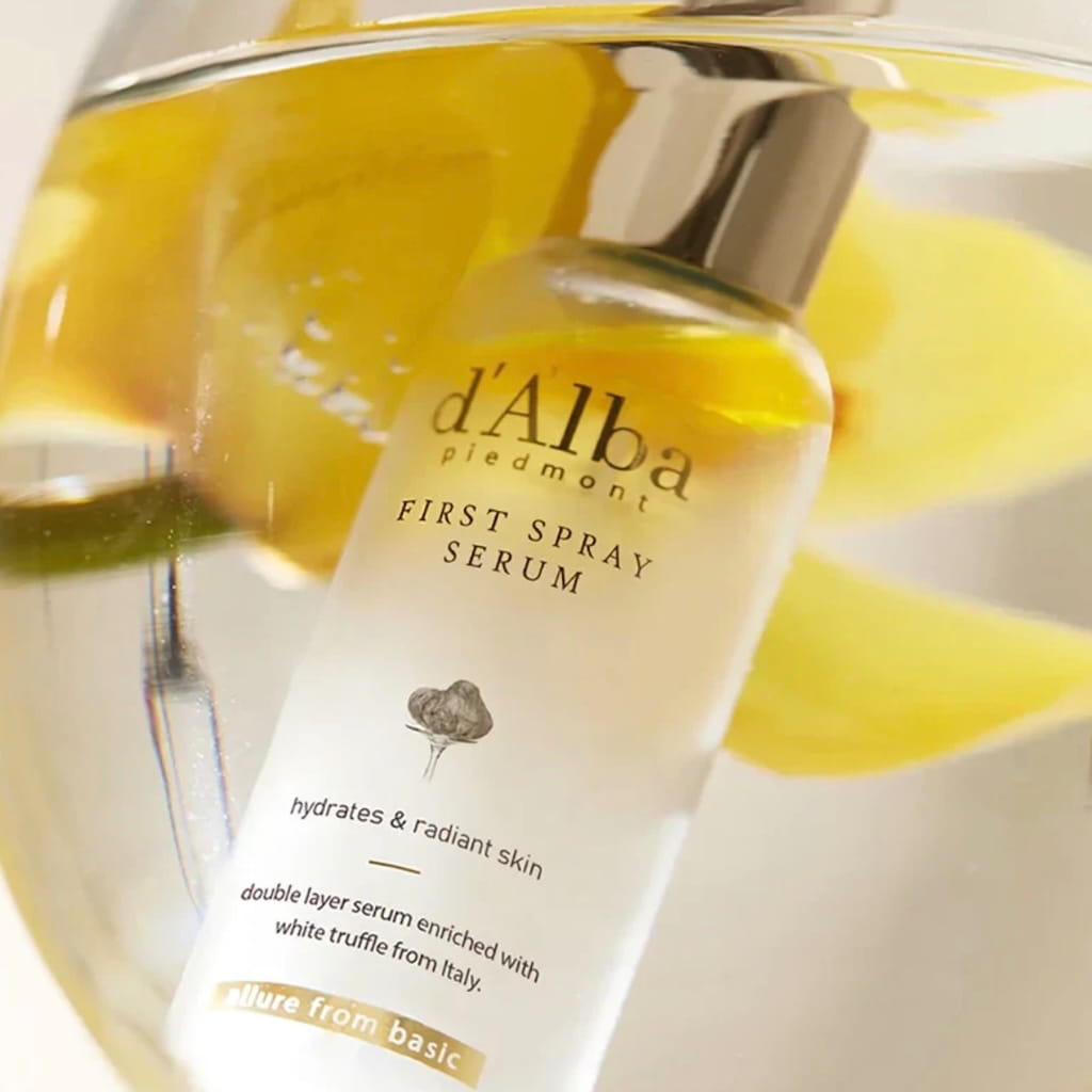 Vaporisation de la brume fine et antioxydante d'Alba à la truffe blanche pour hydrater la peau et fixer le maquillage.