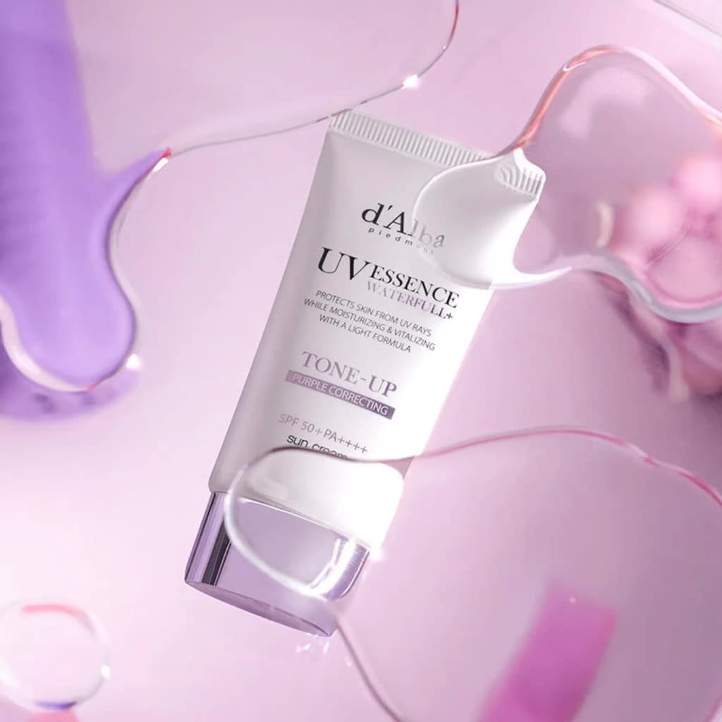 Application de la crème solaire unifiante et illuminatrice d'Alba Waterfull Tone-Up Purple sur la peau.