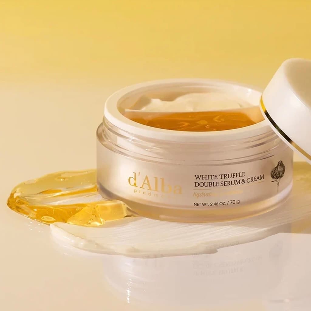 Application de la crème solaire unifiante et illuminatrice d'Alba Waterfull Tone-Up Purple sur la peau.