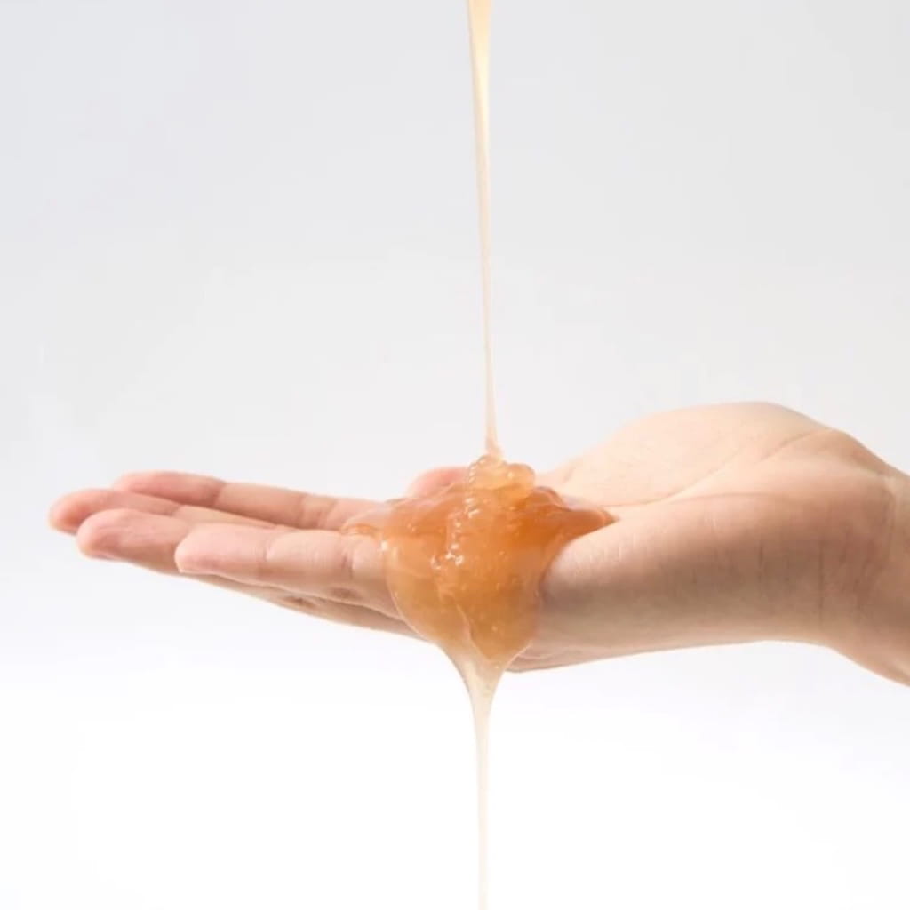 Pipette prélevant la texture fluide et veloutée de la Sericin Ampoule EAU DE SILK.