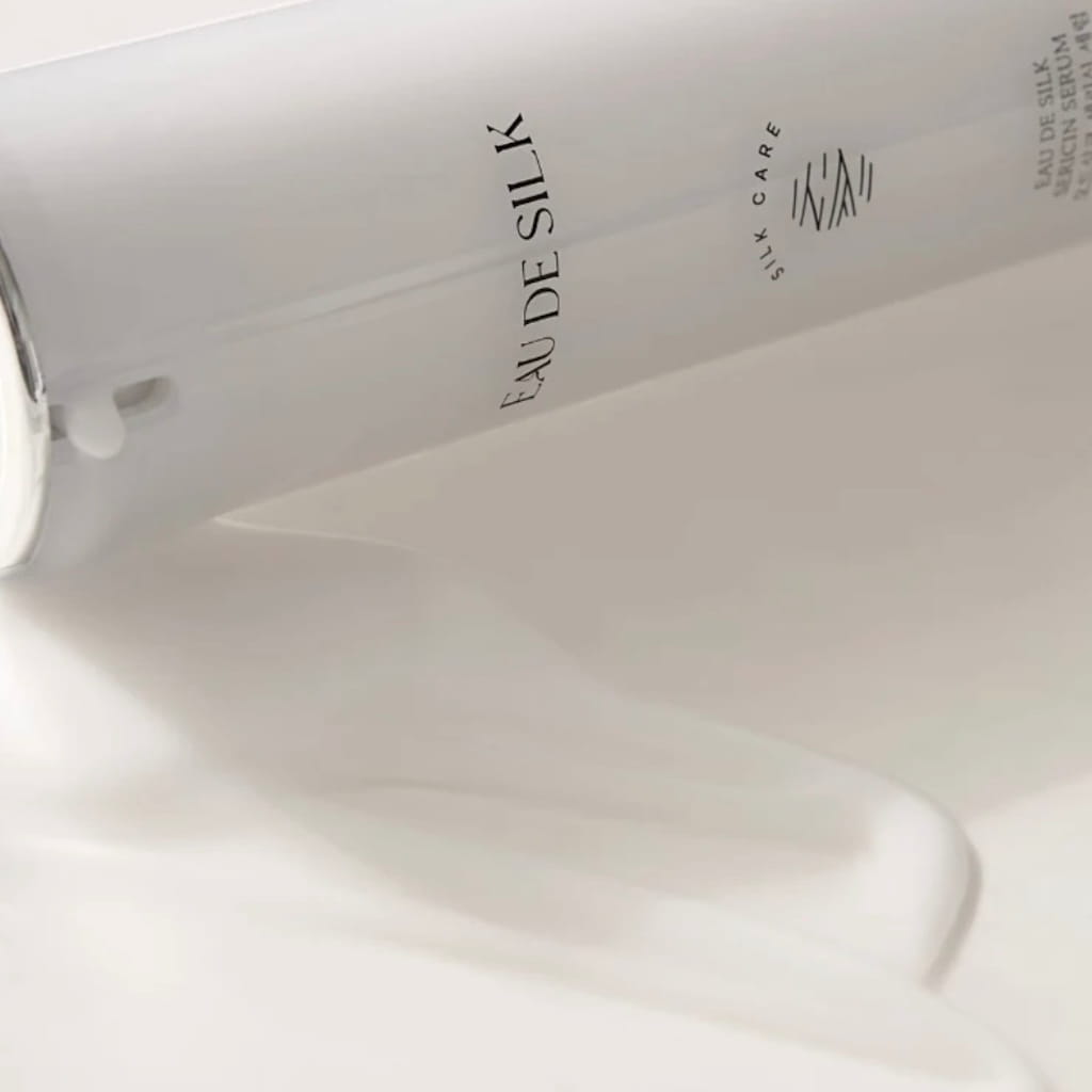 Flacon du sérum revitalisant et illuminateur EAU DE SILK Sericin Serum 50ml.
