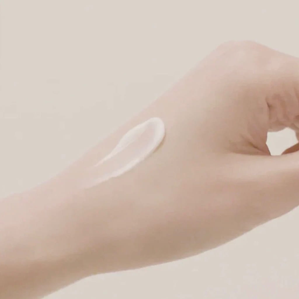 Texture onctueuse et réconfortante aux 10 acides hyaluroniques de la crème Haruharu Wonder.