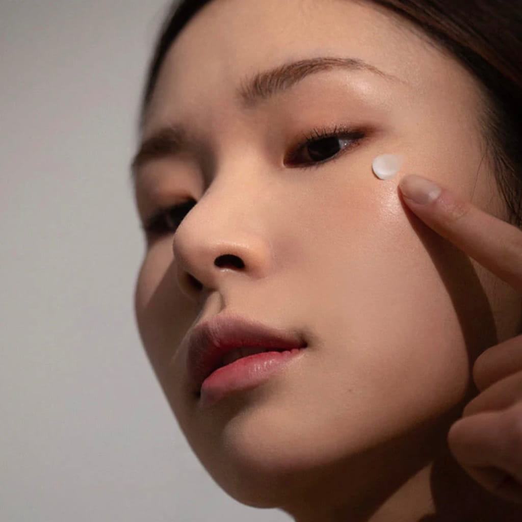 Texture crème-lait fluide et pénétrante de la crème contour des yeux Haruharu Wonder au bakuchiol.
