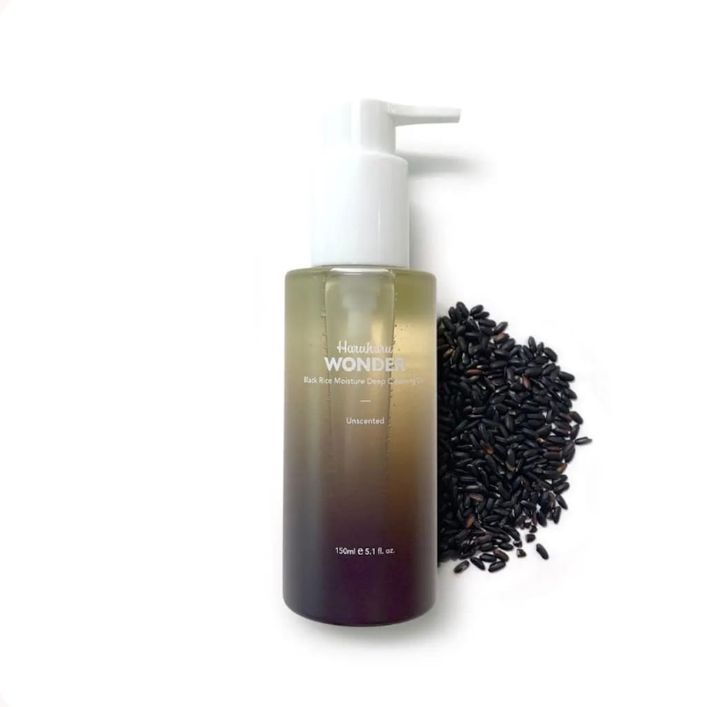 Massage et application de l'huile démaquillante Haruharu Wonder Black Rice sur la peau.