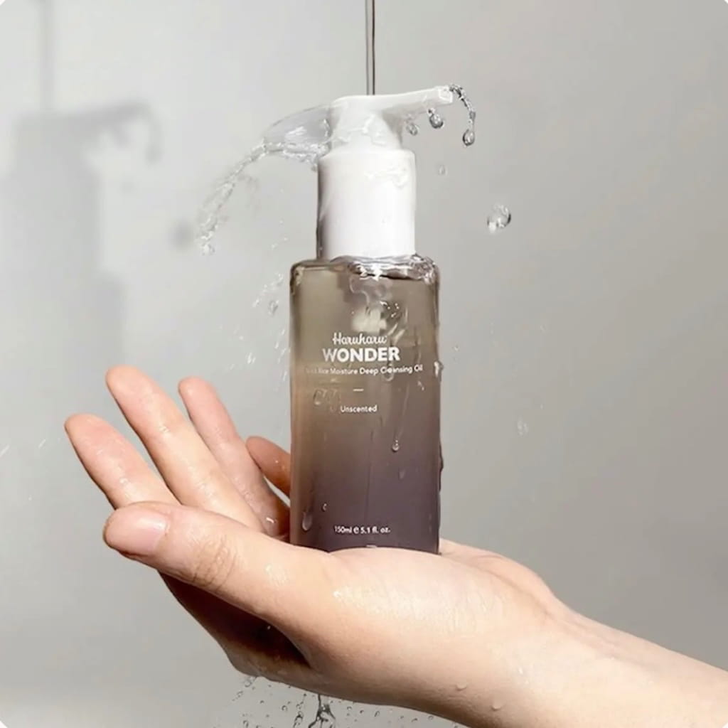 Texture huileuse légère et fluide du nettoyant visage Haruharu Wonder au riz noir.