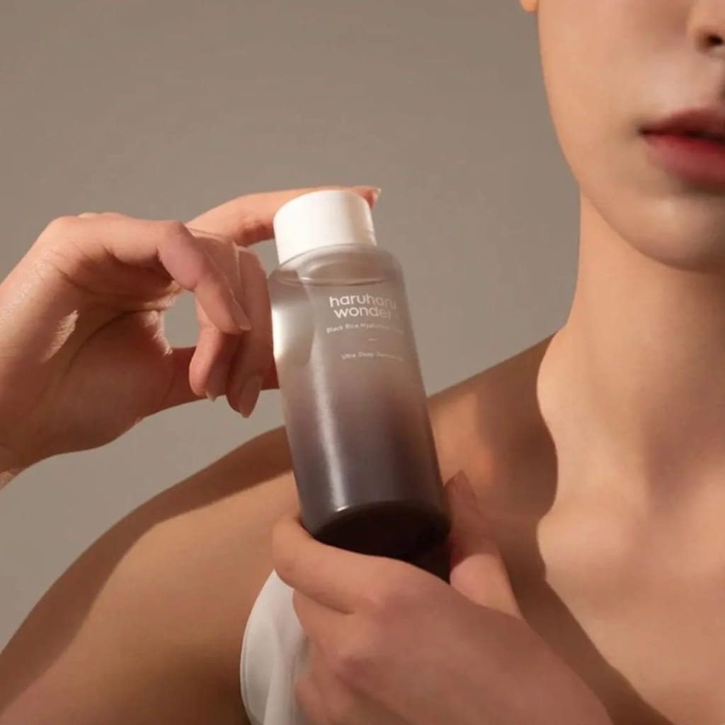 Application par tapotements du tonique hydratant Haruharu Wonder Black Rice sur la peau.