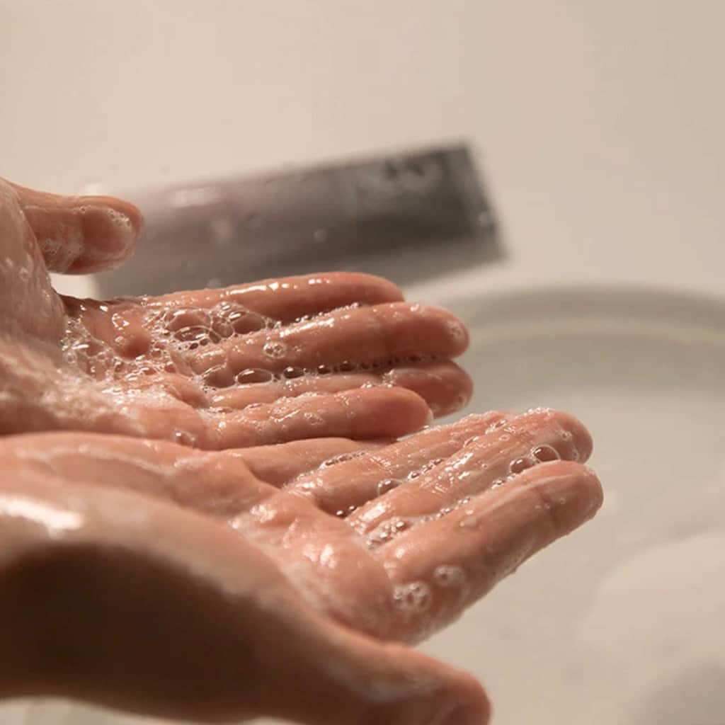 Texture gel fluide et mousse légère du nettoyant visage Haruharu Wonder au riz noir pH 5.5.