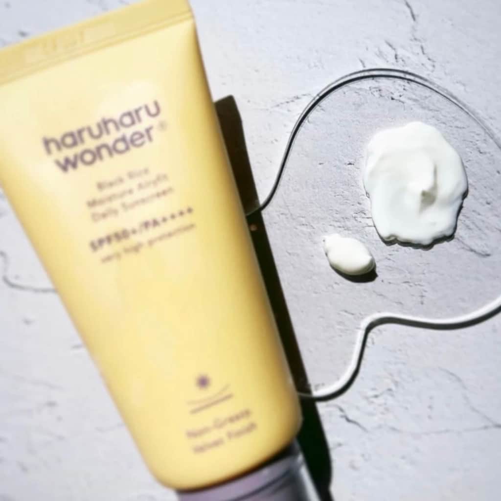Texture crème légère et invisible de la protection solaire Haruharu Wonder au riz noir.