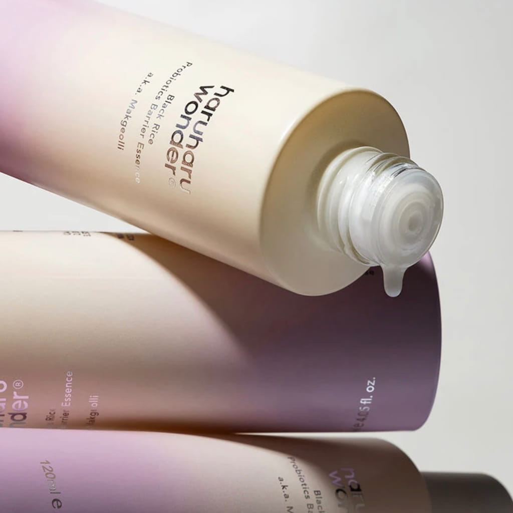 Application de l'essence fortifiante Haruharu Wonder Black Rice Probiotics sur la peau.