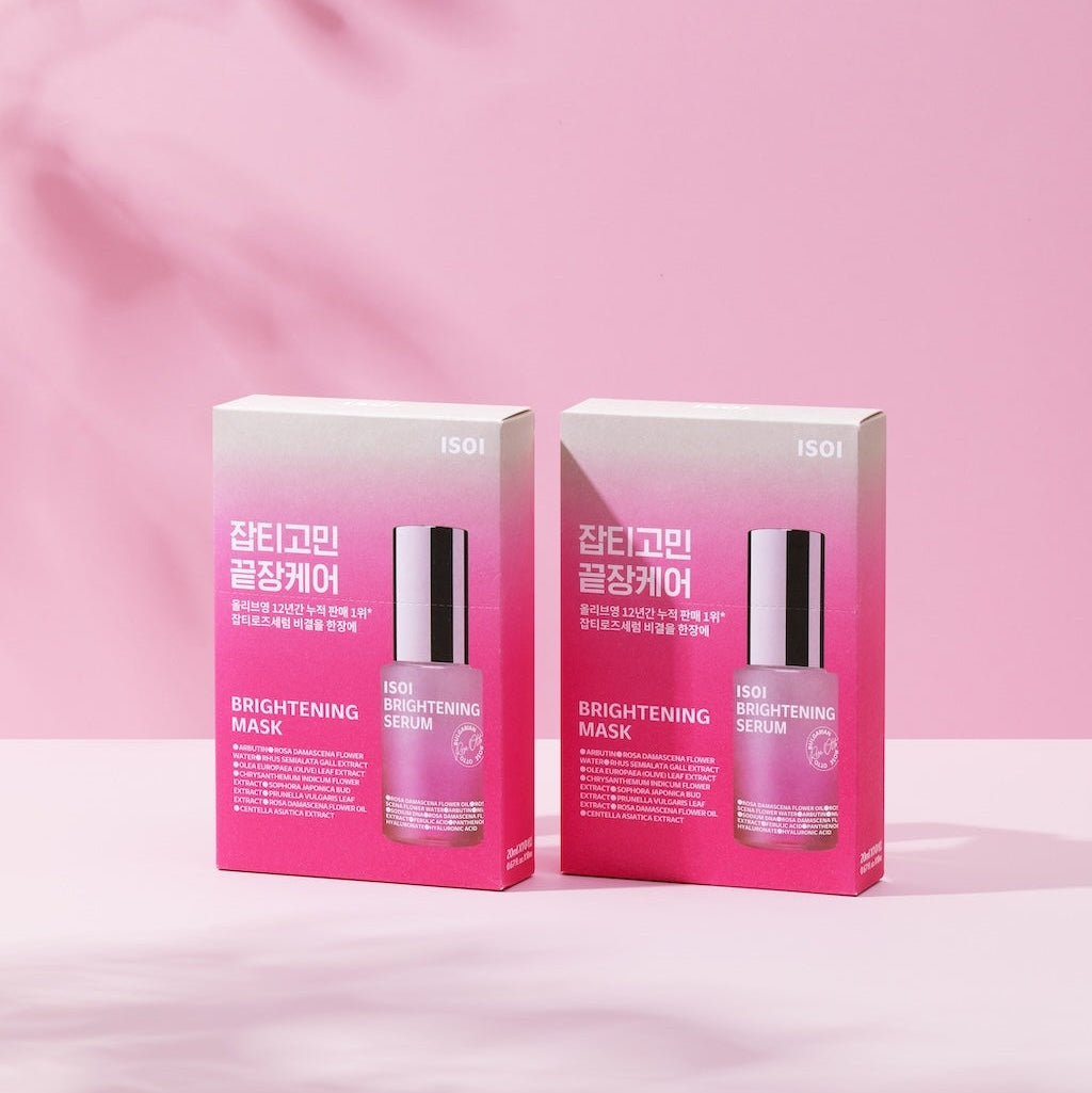 Présentation esthétique et minimaliste de plusieurs boîtes de masques illuminateurs disposées de manière épurée sur un fond rose pastel doux, évoquant la fraîcheur, la féminité et l'univers sensoriel des soins de la K-Beauty.