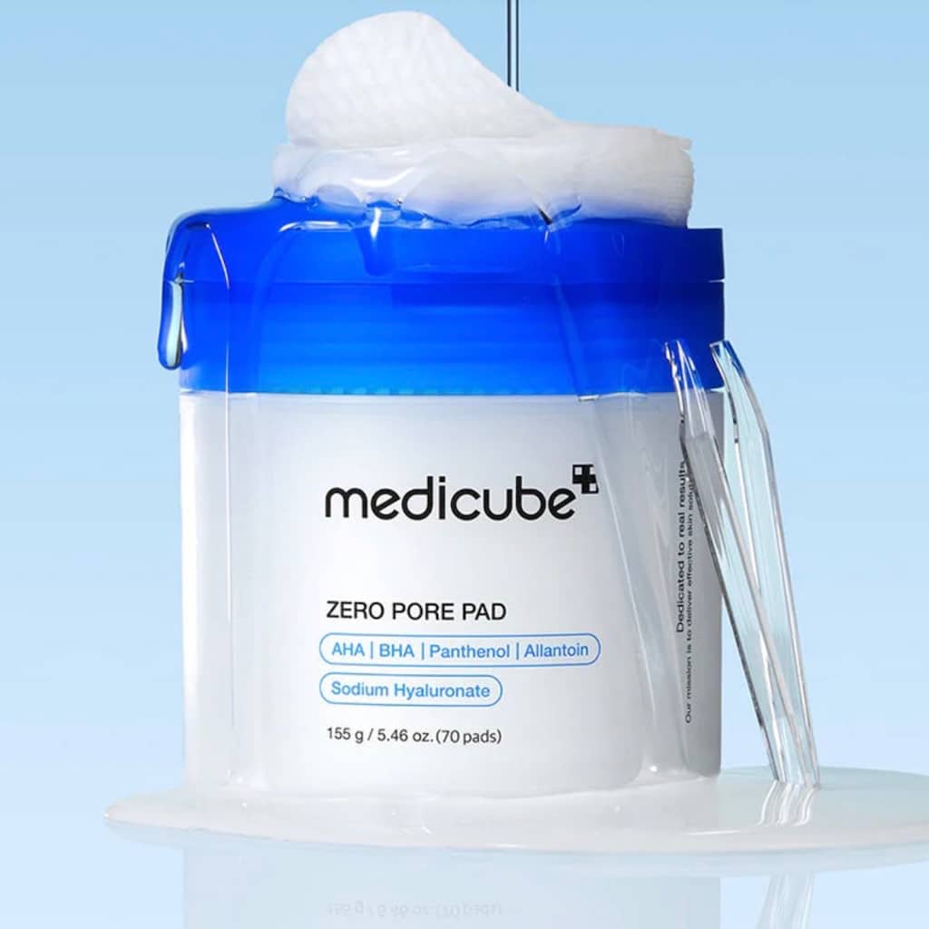 Focus sur la face texturée et la face lisse d'un disque pré-imbibé Medicube pour resserrer les pores.
