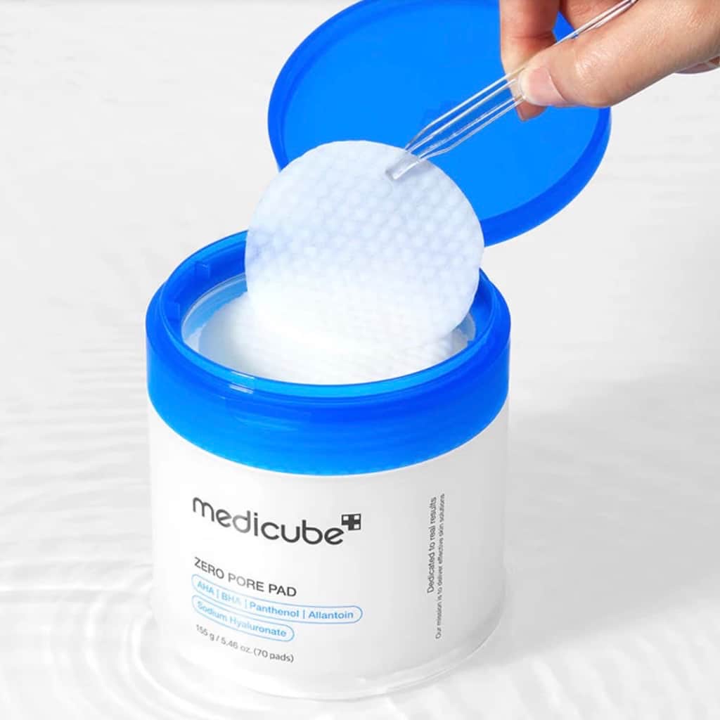 Pot ouvert de disques exfoliants coréens Medicube avec opercule et pince d'application hygiénique.