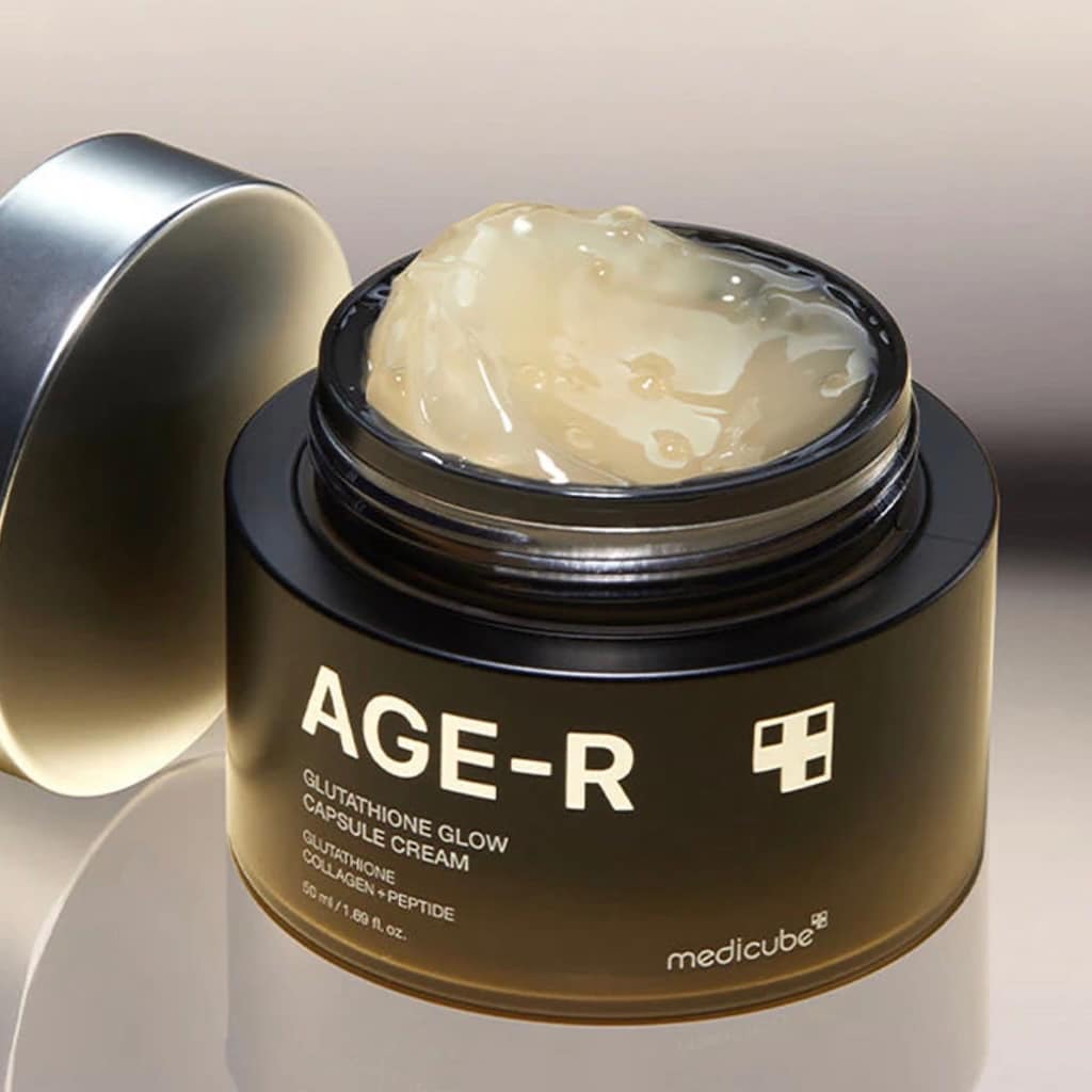 Application de la crème aux capsules de glutathion Medicube pour un effet glass skin lumineux.