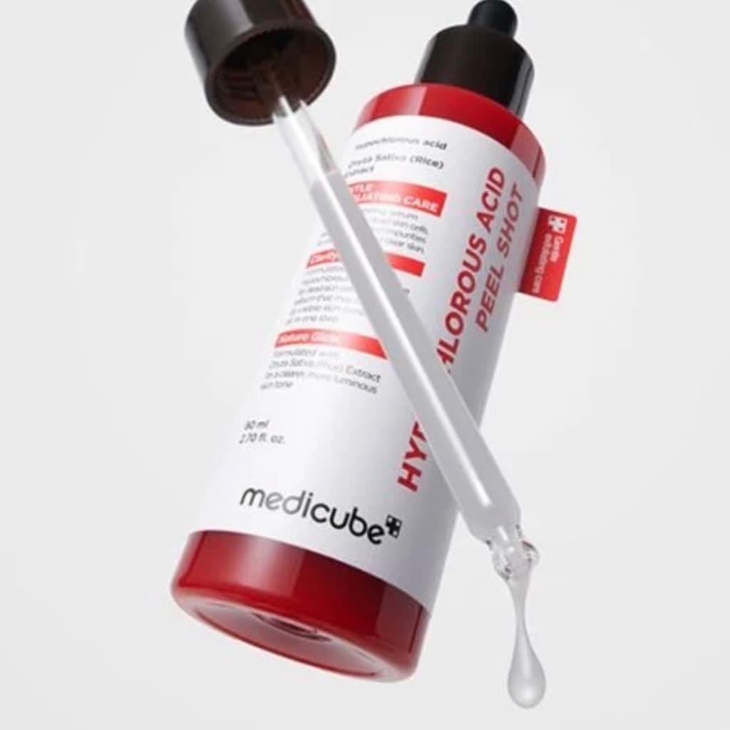 Massage du soin exfoliant à l'acide hypochloreux Medicube sur le visage pour purifier les pores.