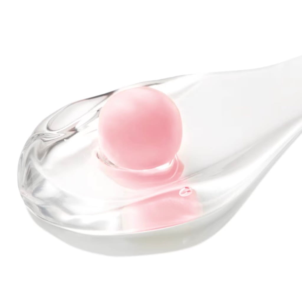 Texture gel transparente infusée de capsules roses au PDRN et collagène Medicube.