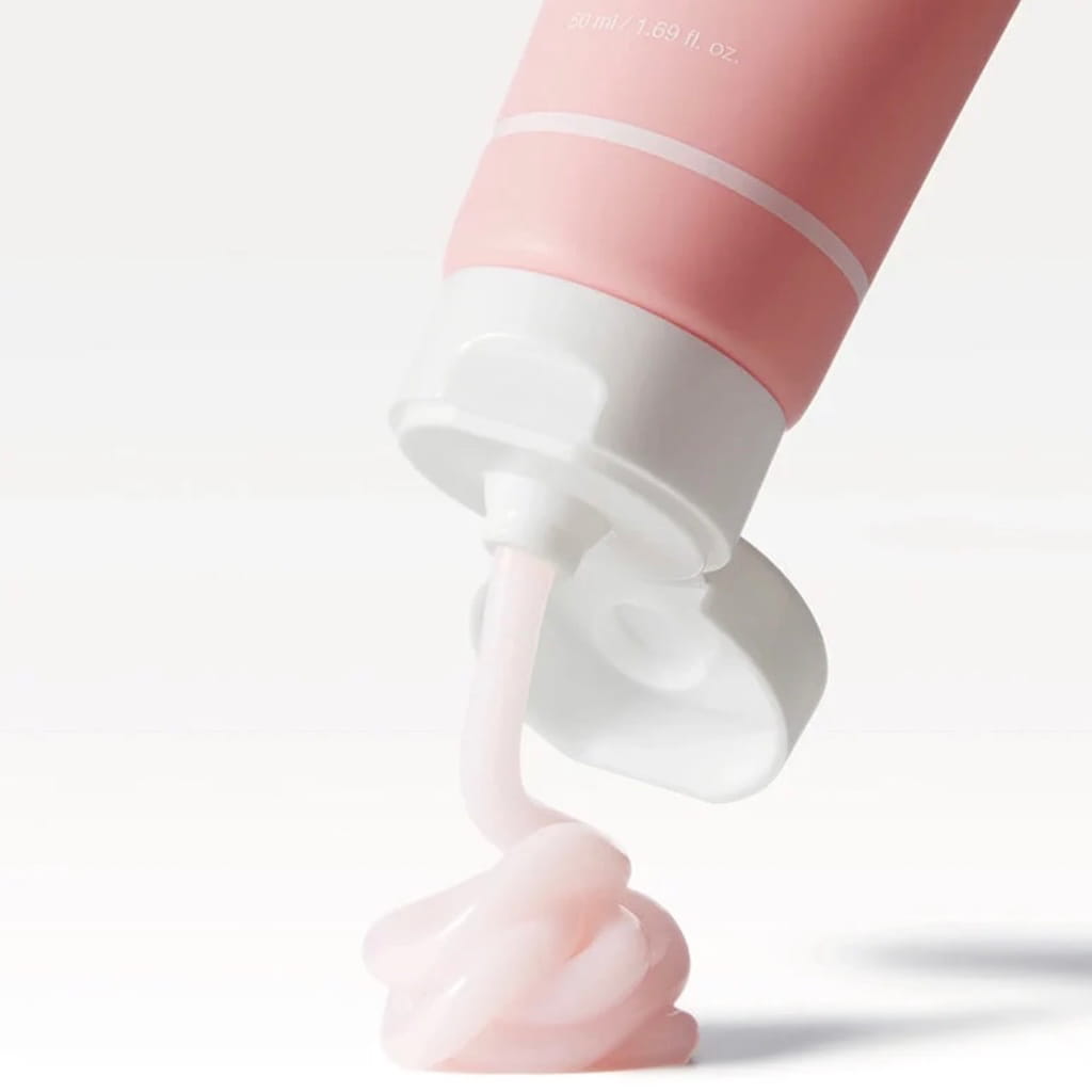 Texture gel-crème rose hydratante et repulpante Medicube au PDRN et acide hyaluronique.