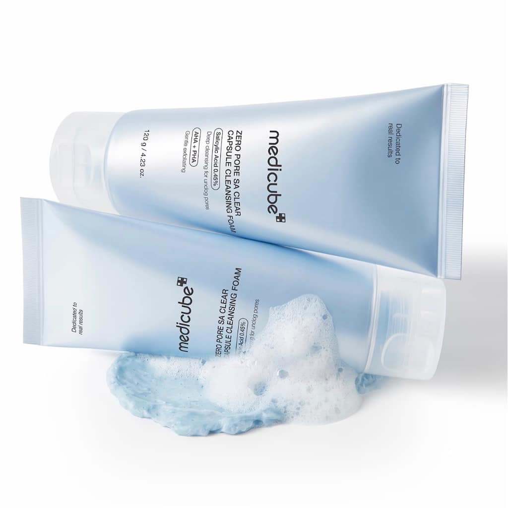 Texture mousse crémeuse infusée de micro-capsules bleues du nettoyant Medicube Zero Pore.