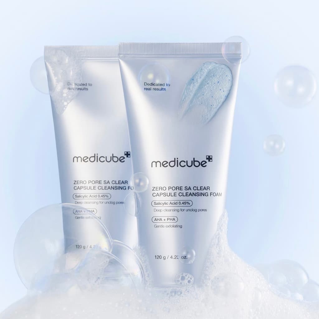 Application de la mousse nettoyante désincrustante Medicube sur le visage pour resserrer les pores.