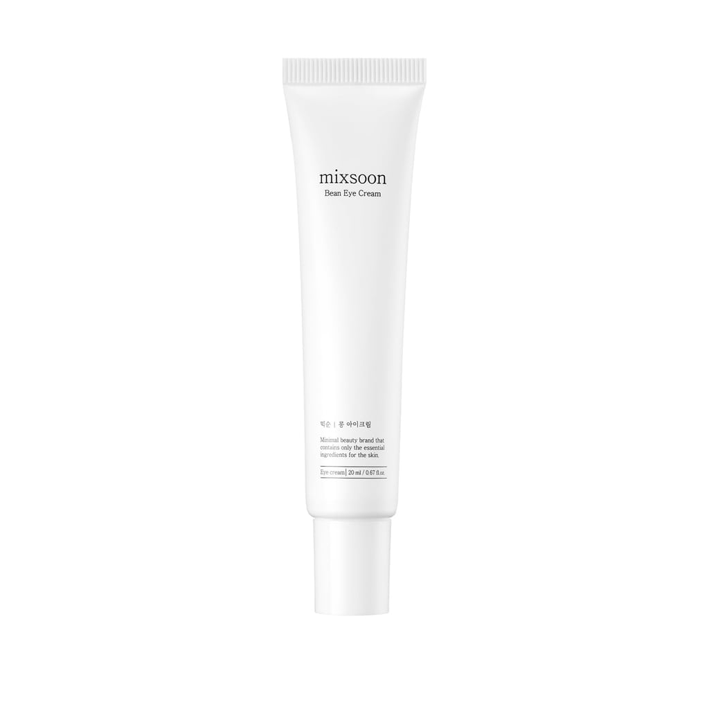 Un tube blanc immaculé de crème pour les yeux MIXSOON Bean avec un texte noir minimal mettant en valeur la formule BIOME5X™ de la marque se tient debout, mettant en valeur des solutions de soins de la peau avancées dans un design élégant sur un fond blanc.
