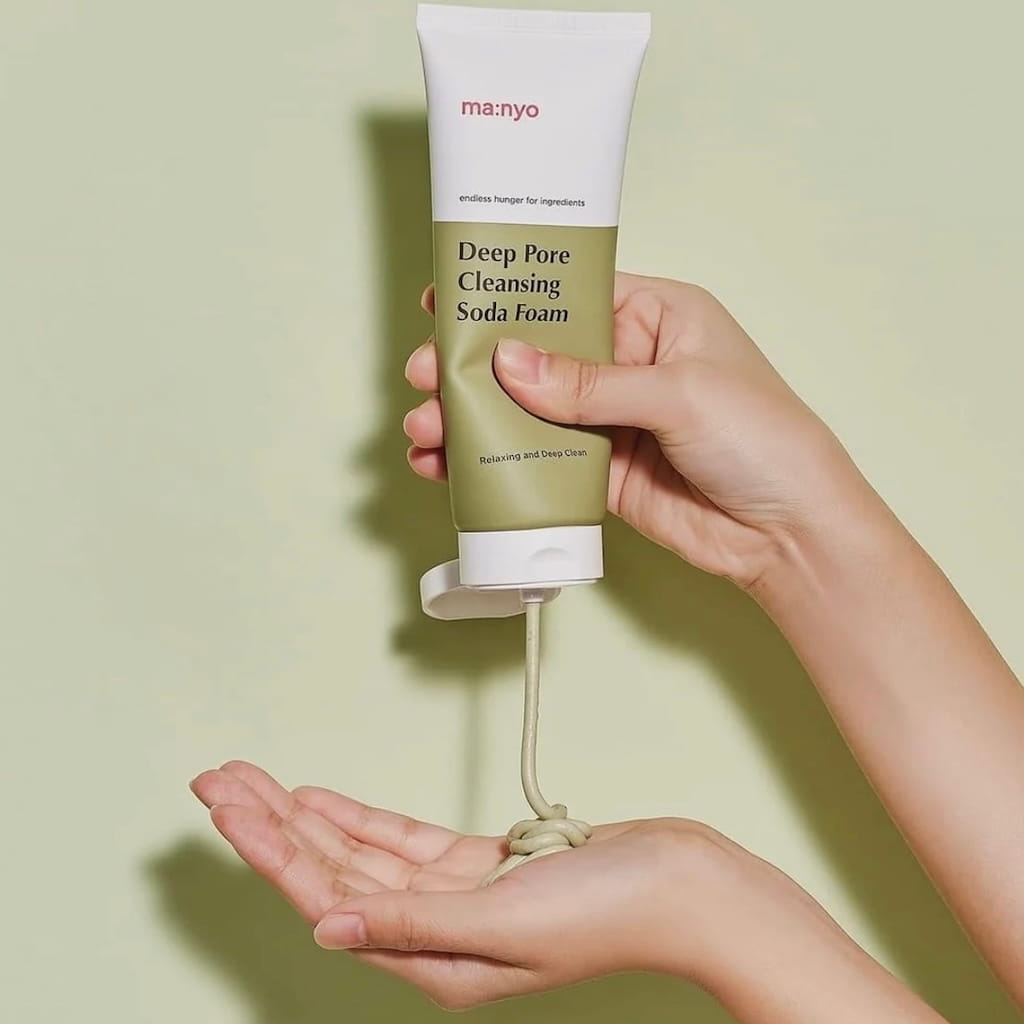 Application de la mousse nettoyante MA:NYO Deep Pore Cleansing Soda Foam sur le visage pour désincroster les pores.