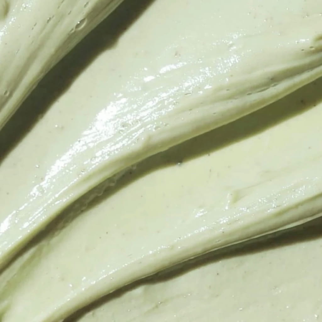 Texture crème dense se transformant en mousse généreuse du nettoyant visage MA:NYO.