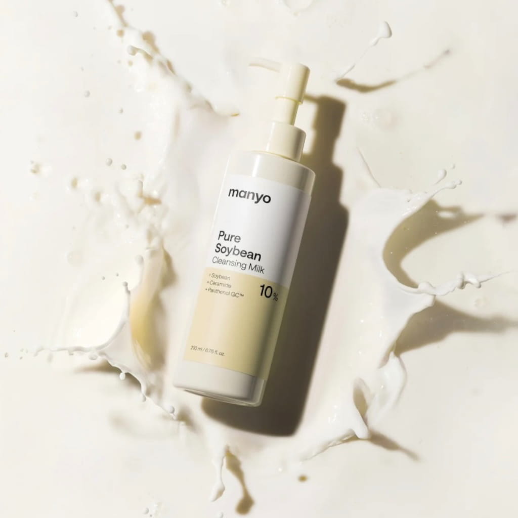Texture crème-lait onctueuse et hydratante au soja du démaquillant MA:NYO.
