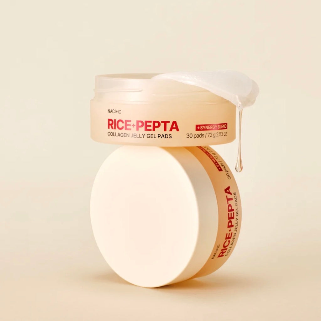 Gros plan sur un disque de coton hydrogel translucide et imbibé de sérum NACIFIC Rice Pepta.