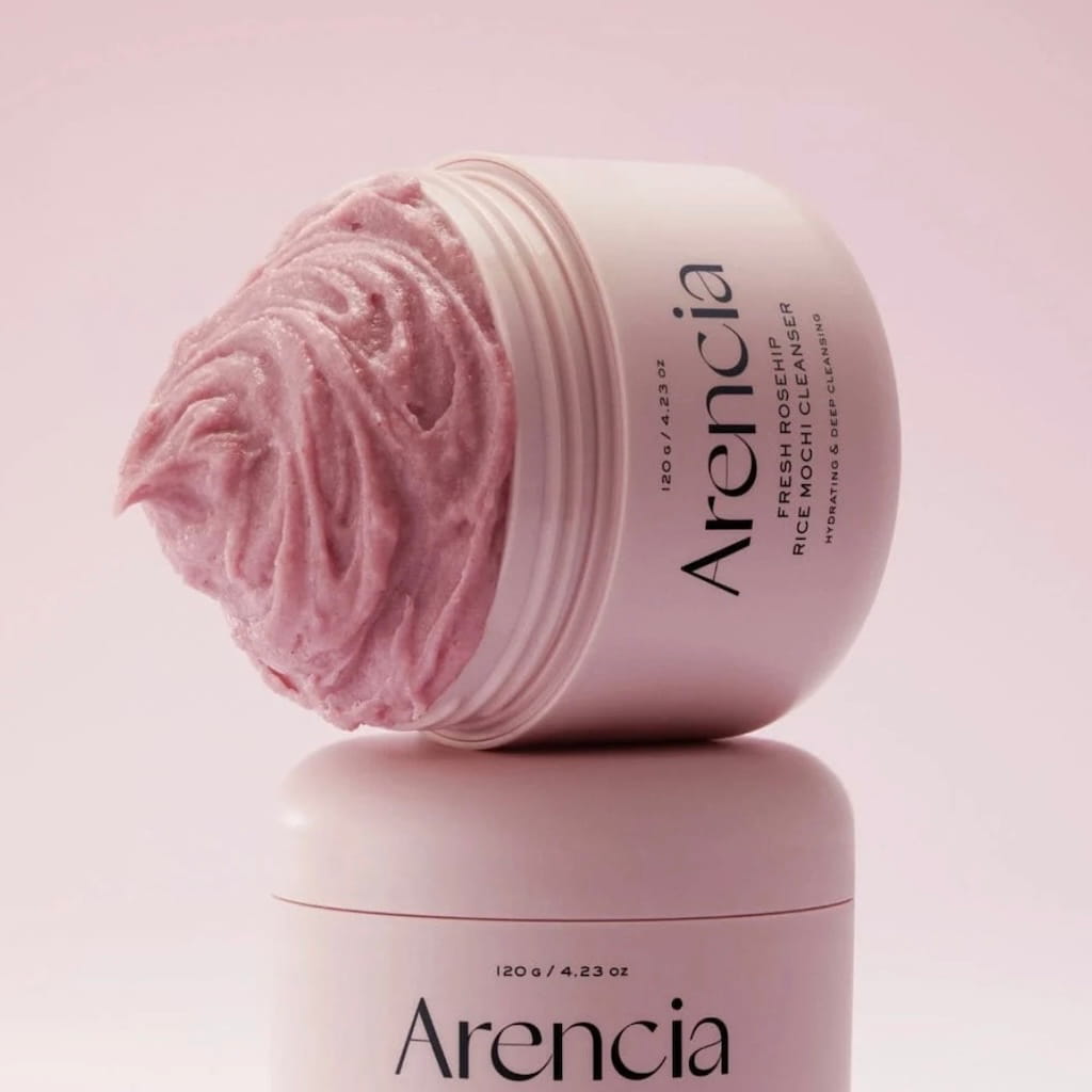Application et mousse généreuse du nettoyant visage Arencia Fresh Rosehip Rice Mochi Cleanser.