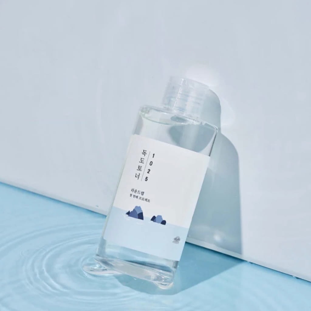 Application de la texture aqueuse ultra-légère du tonique Dokdo Round Lab.