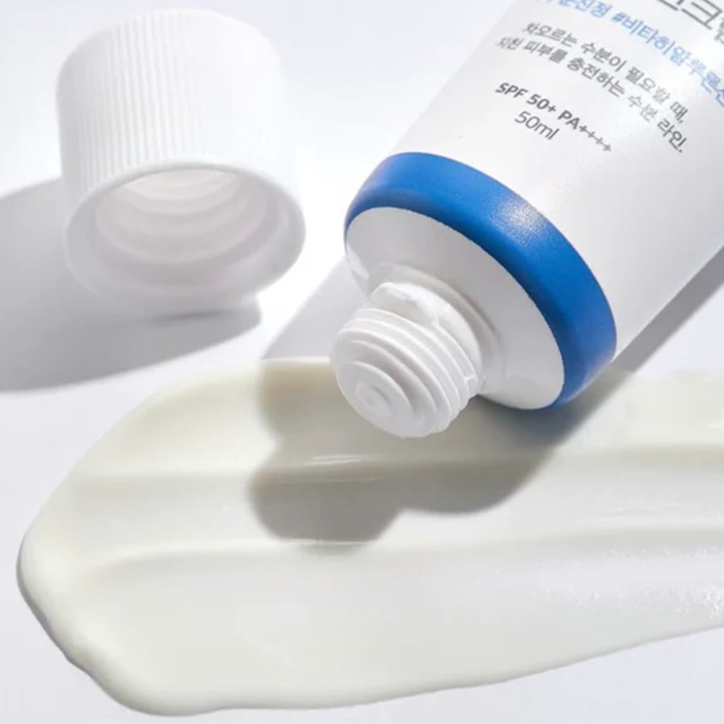 Texture crème légère et hydratante du solaire Round Lab à la sève de bouleau pénètrant sans laisser de fini blanc.
