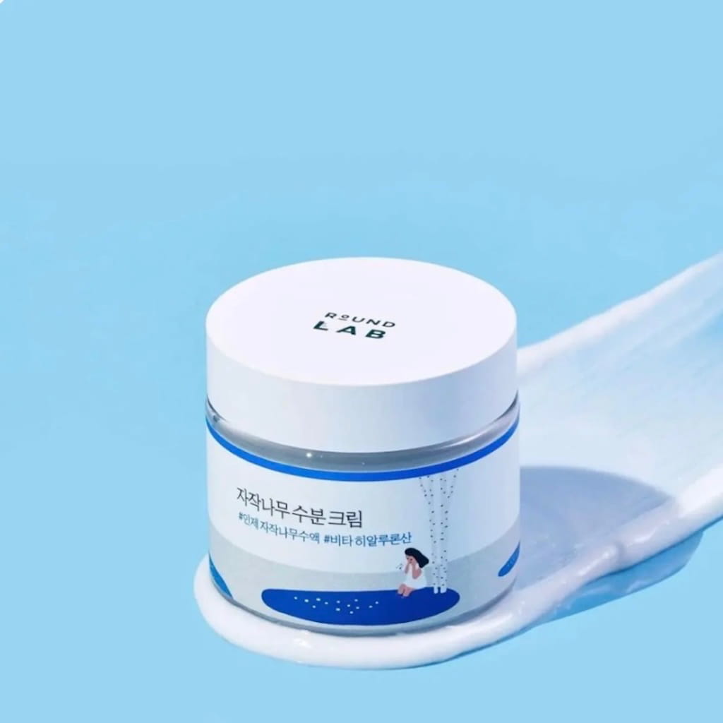 Texture gel rafraîchissante de la crème Round Lab à la sève de bouleau avec ses capsules hydratantes.