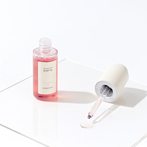 Serum de la marque skincare coréenne Sioris, A Calming Day Ampoule avec sa pipette 
