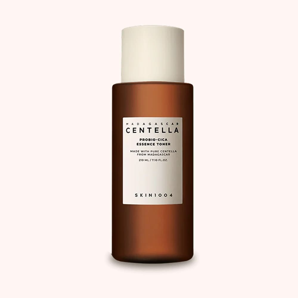 SKIN1004 Madagascar Centella Probio-Cica Essence Toner – Tonique hydratant et apaisant à la Centella Asiatica fermentée et aux probiotiques, idéal pour renforcer la barrière cutanée et calmer les irritations.